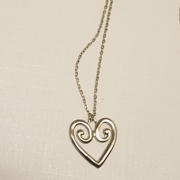Vintage Jewelry - Vtg silvertone necklace with heart-shaped pendant